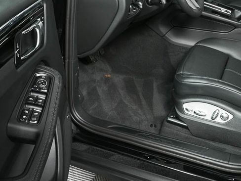 Certified 2025 Porsche Macan image 8