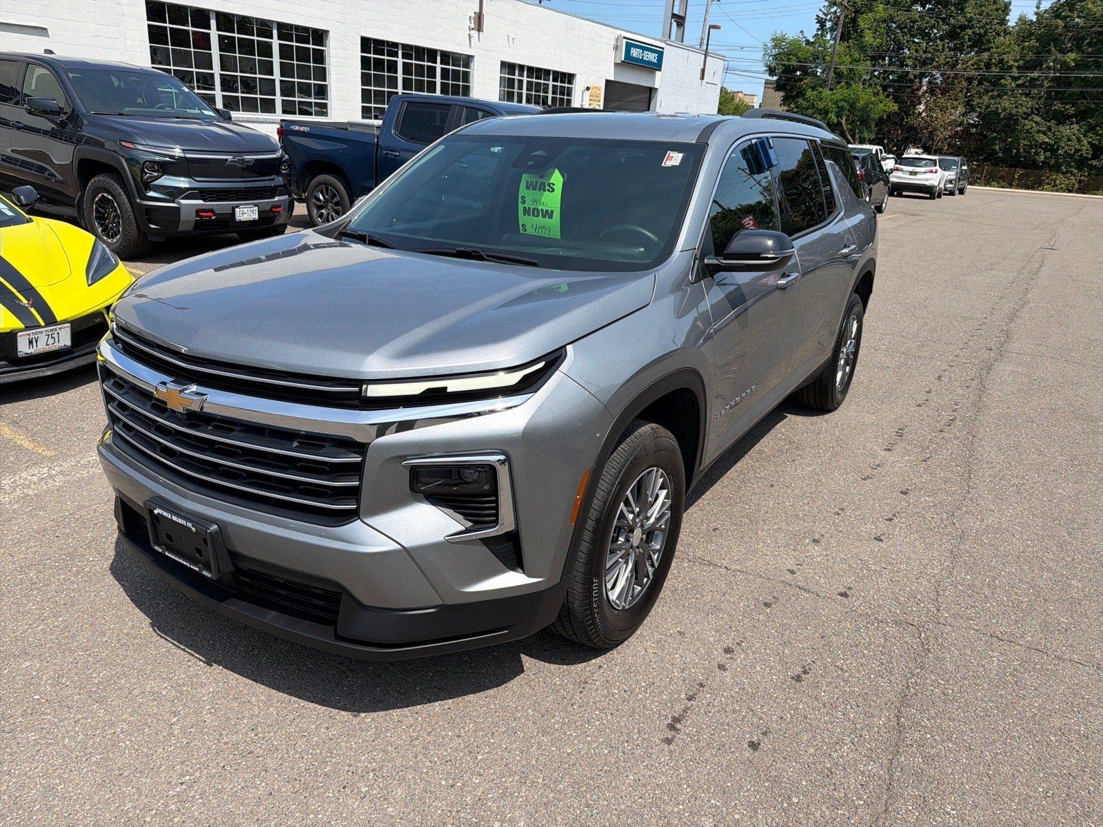 Used 2026 Chevrolet Traverse LT AWD/4WD image 2