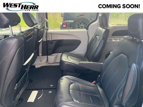 Used 2021 Chrysler Pacifica Touring-L w/ Uconnect Theater Family Group AWD/4WD image 6