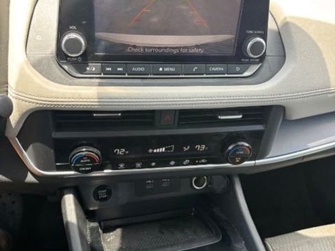 Used 2024 Nissan Rogue SV FWD image 15