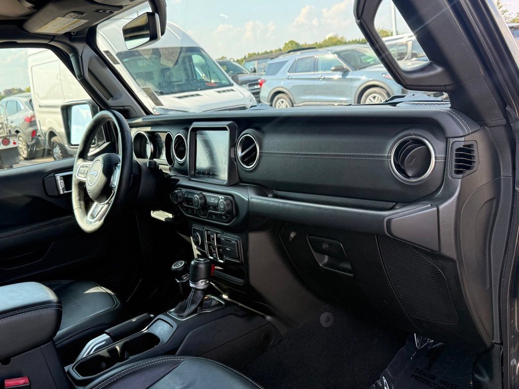 Used 2019 Jeep Wrangler Unlimited Sahara AWD/4WD image 16