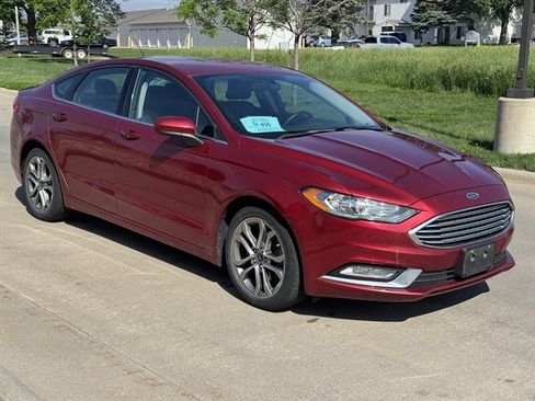 Used 2017 Ford Fusion SE w/ Equipment Group 201A FWD image 2
