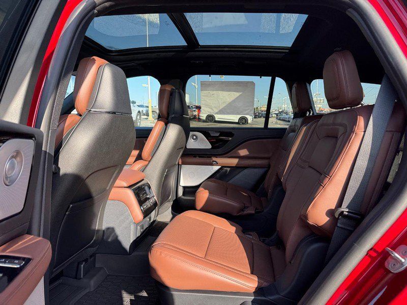 Used 2025 Lincoln Aviator Reserve w/ Equipment Group 201A AWD/4WD image 10