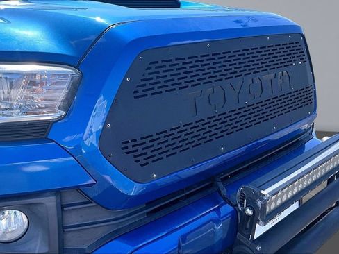 Used 2017 Toyota Tacoma TRD Sport w/ Premium & Technology Package AWD/4WD image 27