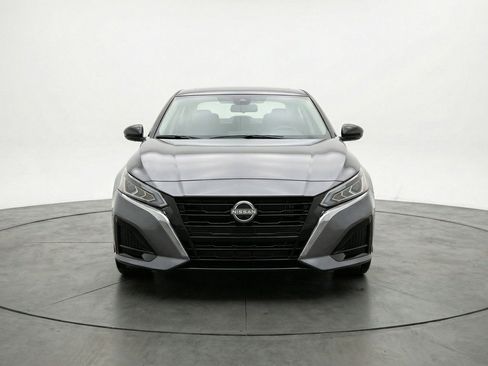 Used 2025 Nissan Altima 2.5 SV FWD image 2