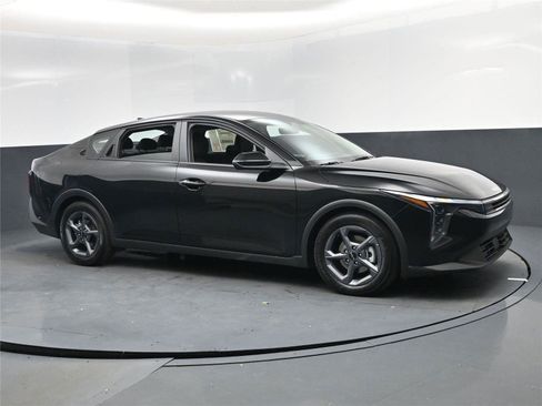 New 2025 Kia K4 LXS image 2