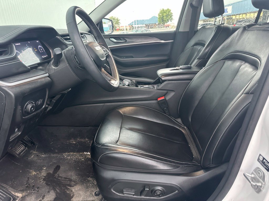 Used 2023 Jeep Grand Cherokee Limited w/ Black Appearance Package AWD/4WD image 14