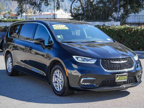 Used 2025 Chrysler Pacifica Select image 3