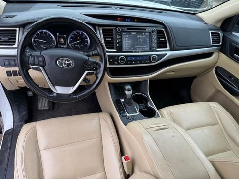 Used 2017 Toyota Highlander XLE w/ Carpet Mat Package image 2