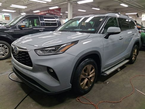 Used 2022 Toyota Highlander Bronze Edition AWD/4WD image 2