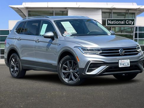Used 2023 Volkswagen Tiguan SE image 2