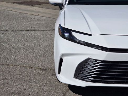 Used 2025 Toyota Camry LE image 3