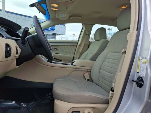 Used 2015 Ford Taurus SE image 14