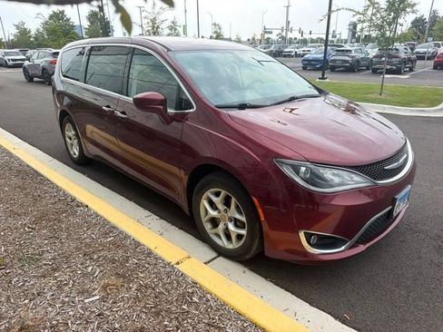 Used 2018 Chrysler Pacifica Touring Plus w/ Tire & Wheel Group FWD image 12