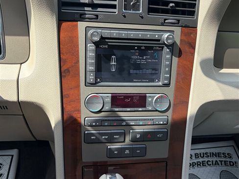 Used 2014 Lincoln Navigator 4WD image 17