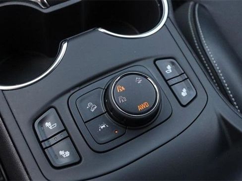 Used 2024 GMC Terrain SLT image 19