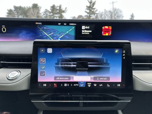 Used 2025 Lincoln Nautilus Reserve image 19