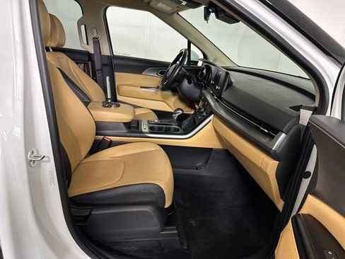 Used 2022 Kia Carnival LX image 28