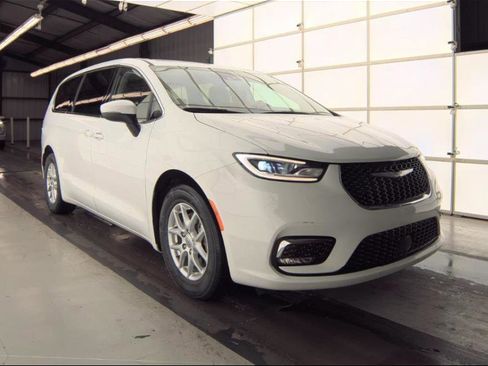 Used 2023 Chrysler Pacifica Touring-L image 1