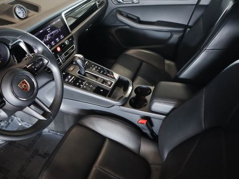 Certified 2025 Porsche Macan AWD/4WD image 18