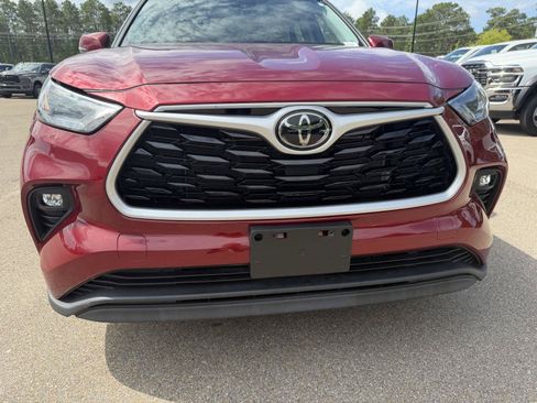 Used 2022 Toyota Highlander XLE FWD image 25