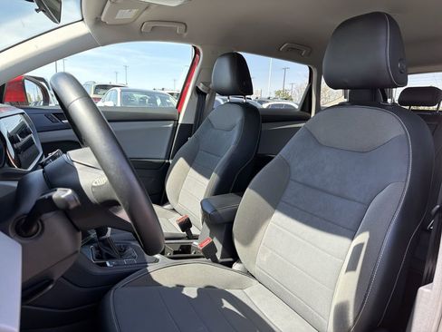 Used 2022 Volkswagen Taos SE FWD image 12