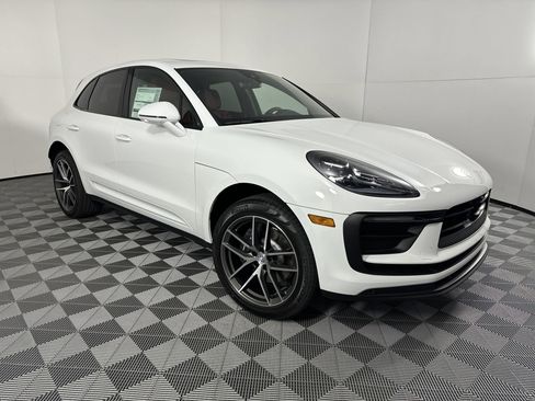 Certified 2025 Porsche Macan image 9