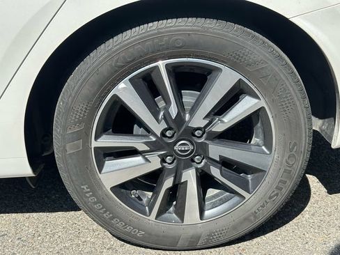 Used 2025 Nissan Versa SV FWD image 12