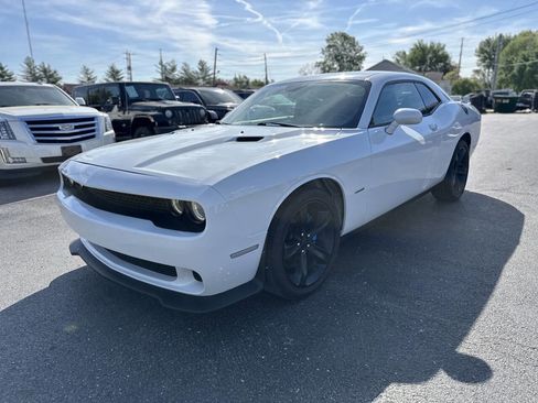 Used 2017 Dodge Challenger R/T image 3