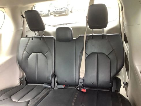 Used 2017 Chrysler Pacifica Touring-L FWD image 18
