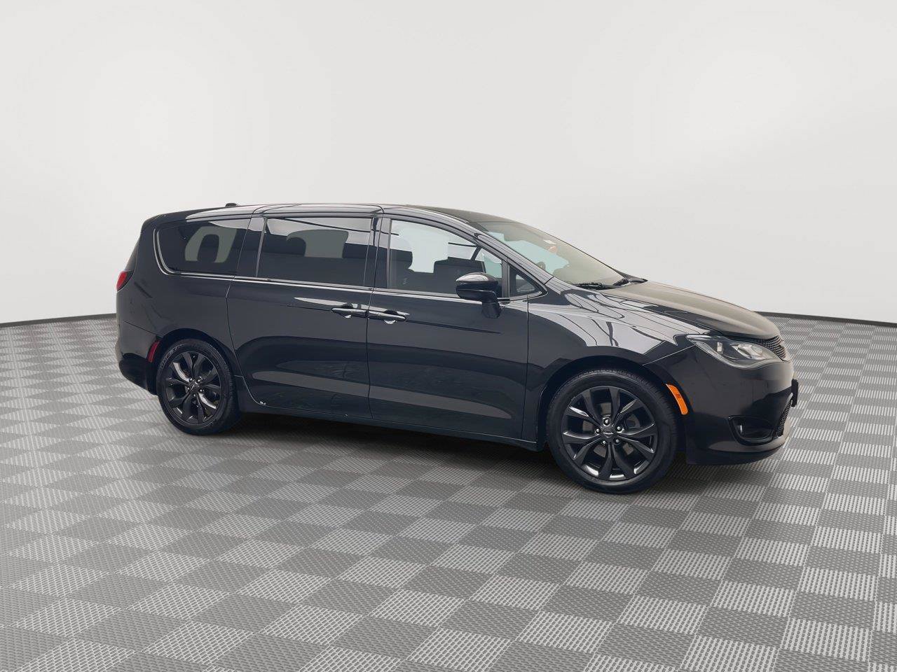 Used 2018 Chrysler Pacifica Touring Plus w/ S Appearance Package FWD image 41