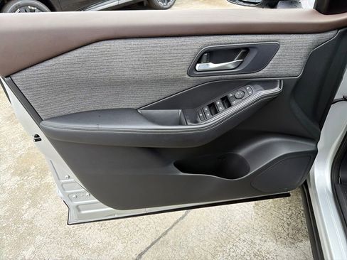 Used 2023 Nissan Rogue SV image 17