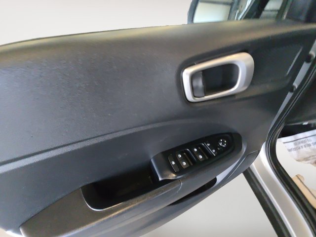 Used 2020 Hyundai Venue SE FWD image 10
