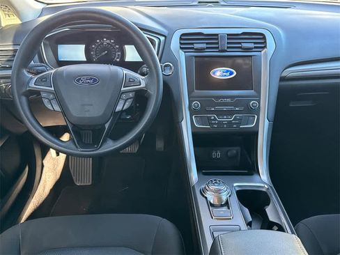 Used 2020 Ford Fusion SE image 18