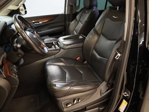 Used 2018 Cadillac Escalade ESV Luxury AWD/4WD image 4