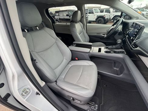Used 2023 Toyota Sienna Limited image 32