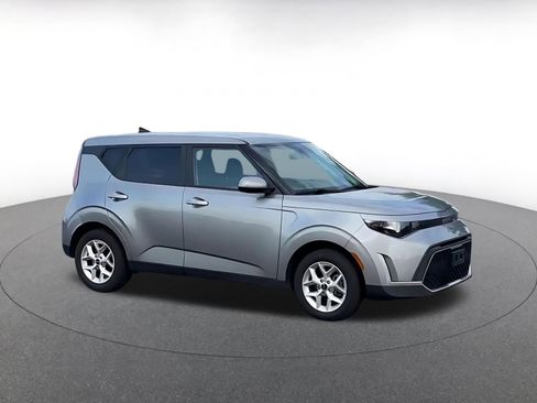Used 2025 Kia Soul LX w/ LX Technology Package image 2