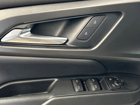 Used 2025 Chevrolet Equinox EV LT w/ Comfort Package image 8