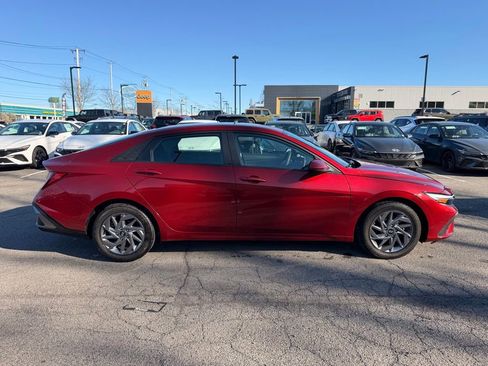 Used 2024 Hyundai Elantra SEL FWD image 3