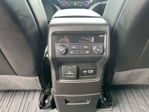 Used 2023 GMC Acadia SLT w/ Elevation Edition image 17