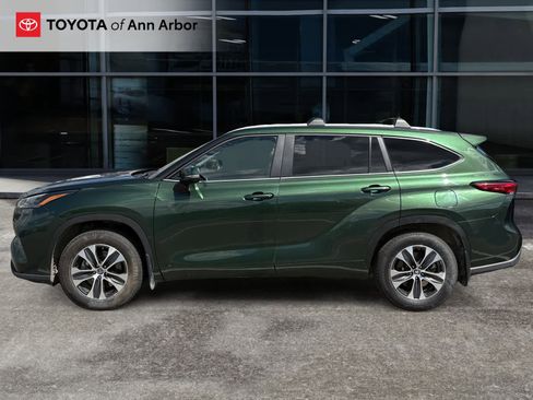 Used 2023 Toyota Highlander XLE AWD/4WD image 3