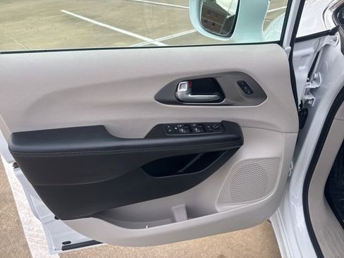 Used 2018 Chrysler Pacifica Limited image 15