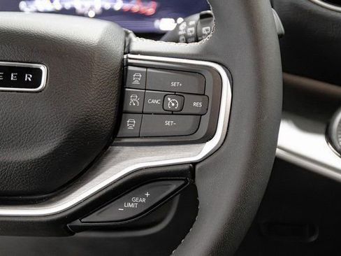 Used 2025 Jeep Wagoneer Series II w/ 8-Passenger Seating Package image 9