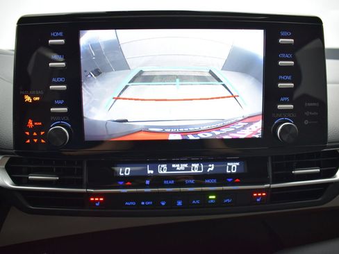 Used 2021 Toyota Sienna XLE FWD image 18