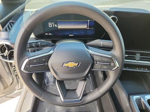 Used 2025 Chevrolet Equinox EV LT FWD image 17
