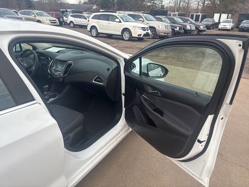 Used 2017 Chevrolet Cruze LT image 16