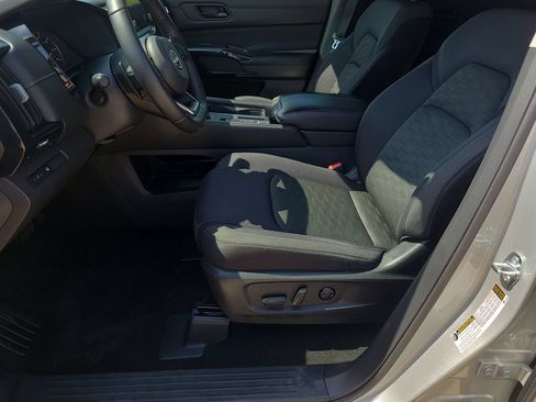 Certified 2024 Nissan Pathfinder SV FWD image 17