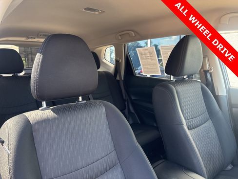 Used 2017 Nissan Rogue SV image 28