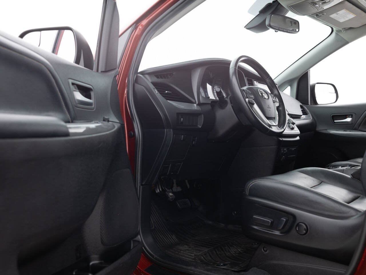 Used 2020 Toyota Sienna SE w/ Nightshade Edition AWD/4WD image 20