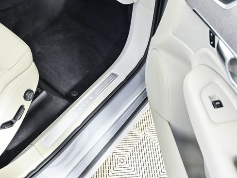 Certified 2025 Volvo XC90 B5 Plus AWD/4WD image 27